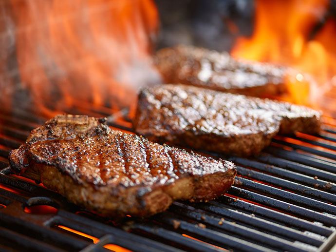 How to Reheat Steak in the Oven While Grilling It in the Skillet